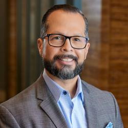 Gil Flores Headshot